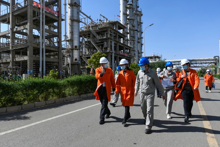 省总工会党组成员、副主席张驰一行到前锋化工调研