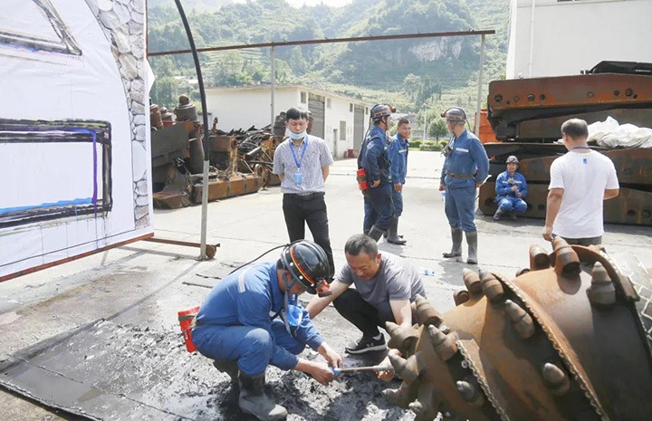 威信煤炭组织掘进机司机技术交锋活动