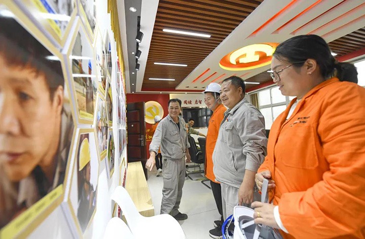 寻甸县仁德街路东发社区党委到前锋化工发展党史进建教育互换共建活动