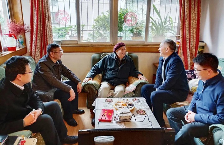 云南省国资委党委委员、副主任洪国正一行到云煤（HB火博·(Home)）集团发展春节走访慰问离退老干部活动