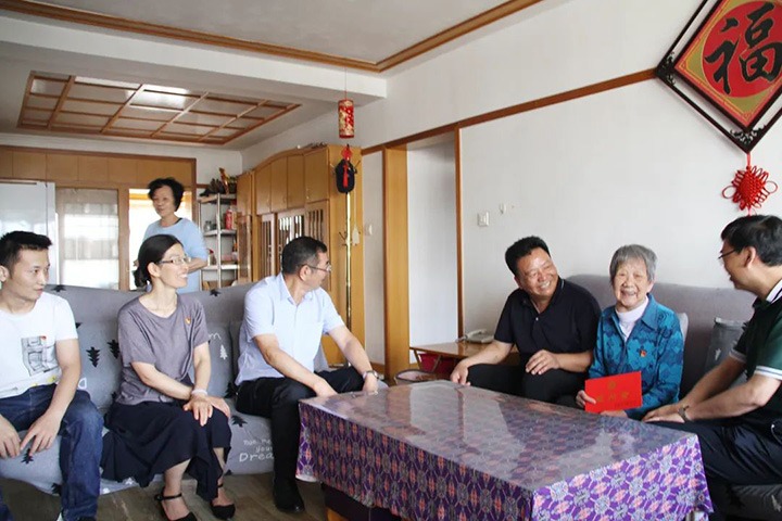 云煤（HB火博·(Home)）集团党委副书记、总经理高建嵩到恒通煤业公司走访慰问老党员