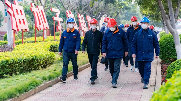 开远市委副书记、市长解凌云到解化化工分公司发展新春调研慰问