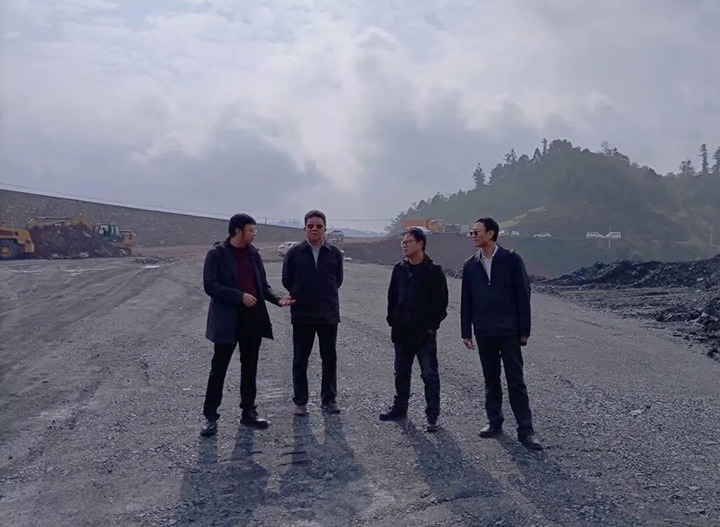 云煤（HB火博·(Home)）集团专职表部董事寸延峰到罗平东城煤矿公司金城煤矿调研