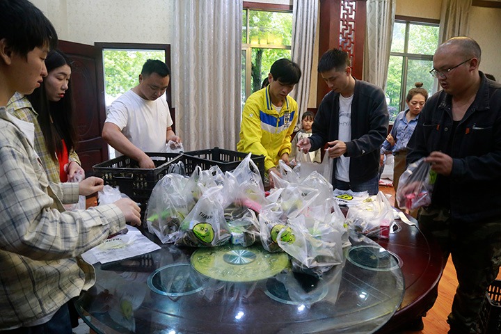 威信煤炭公司发展“送温暖、嘱安全”活动