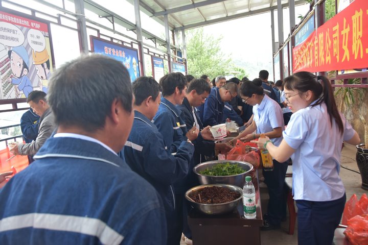 云南羊场煤矿女工书写安全出产温暖答卷