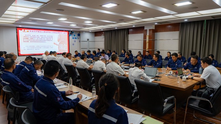 云煤集团党委副书记、工会主席王鑫到解化分公司挂联氨加工厂党支部讲授专题党课