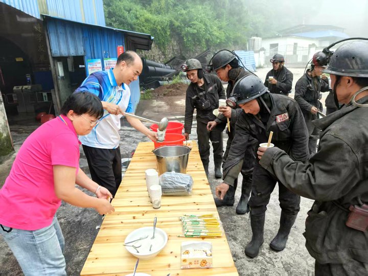 金发煤业工会发展“夏送清冷”慰问活动