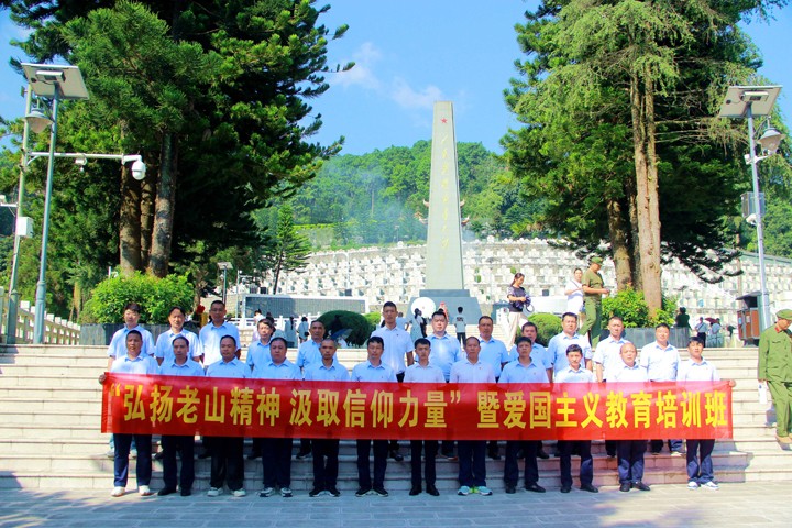 在义士陵寝合影.jpg