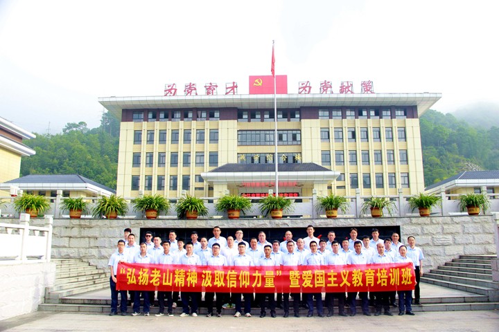 在麻栗坡县委党校合影.jpg
